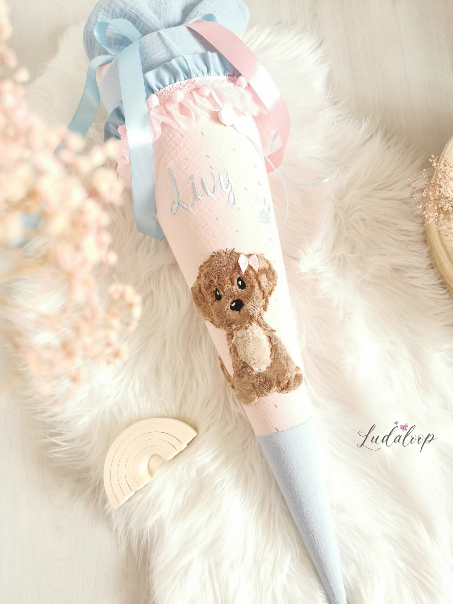 Personalisierte rosa Stoffschultüte mit gesticktem Hund und dem Namen Livy