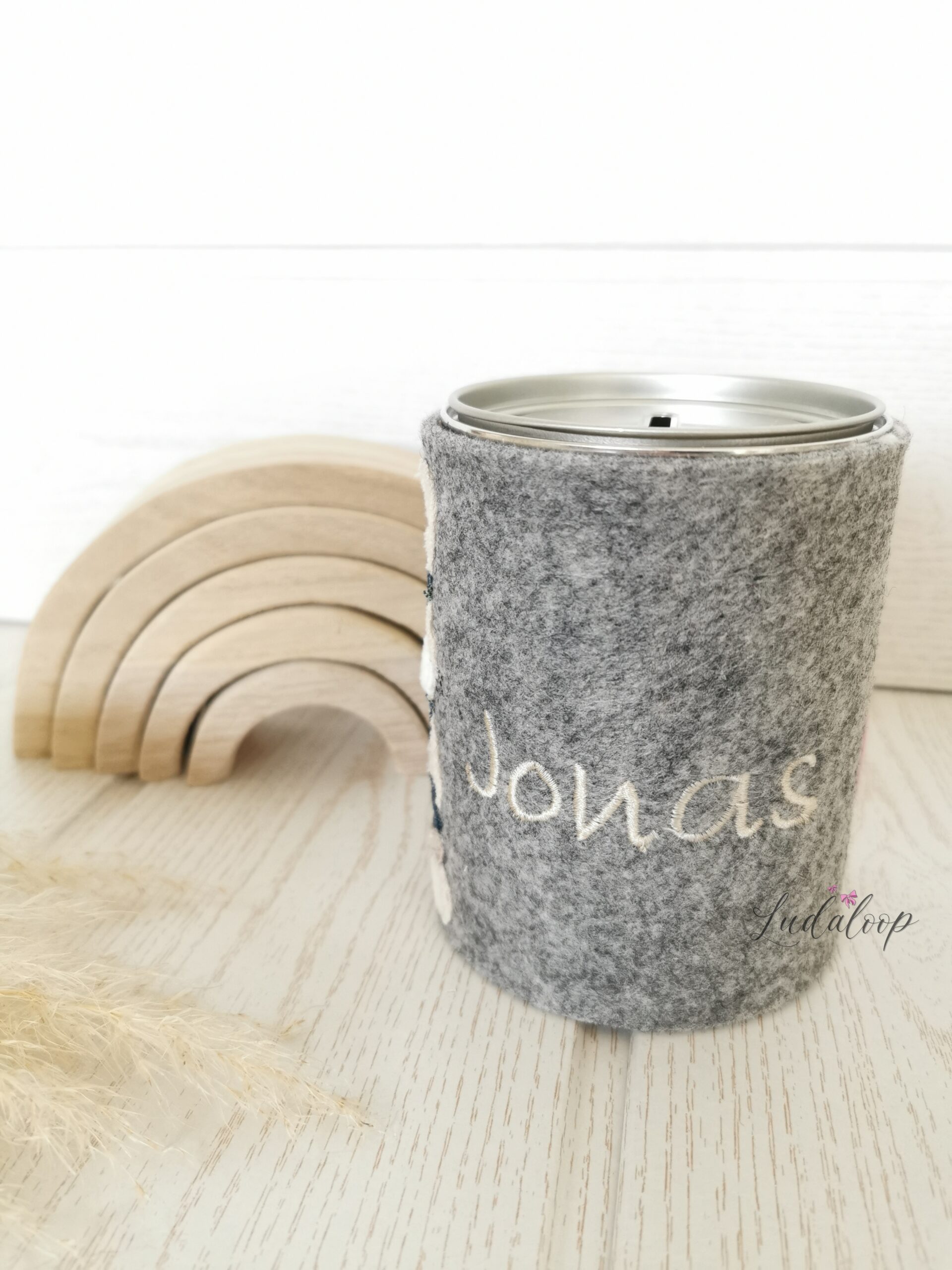 Spardose aus Blechdose mit personalisierten Filzmantel - Jonas – Bild 5