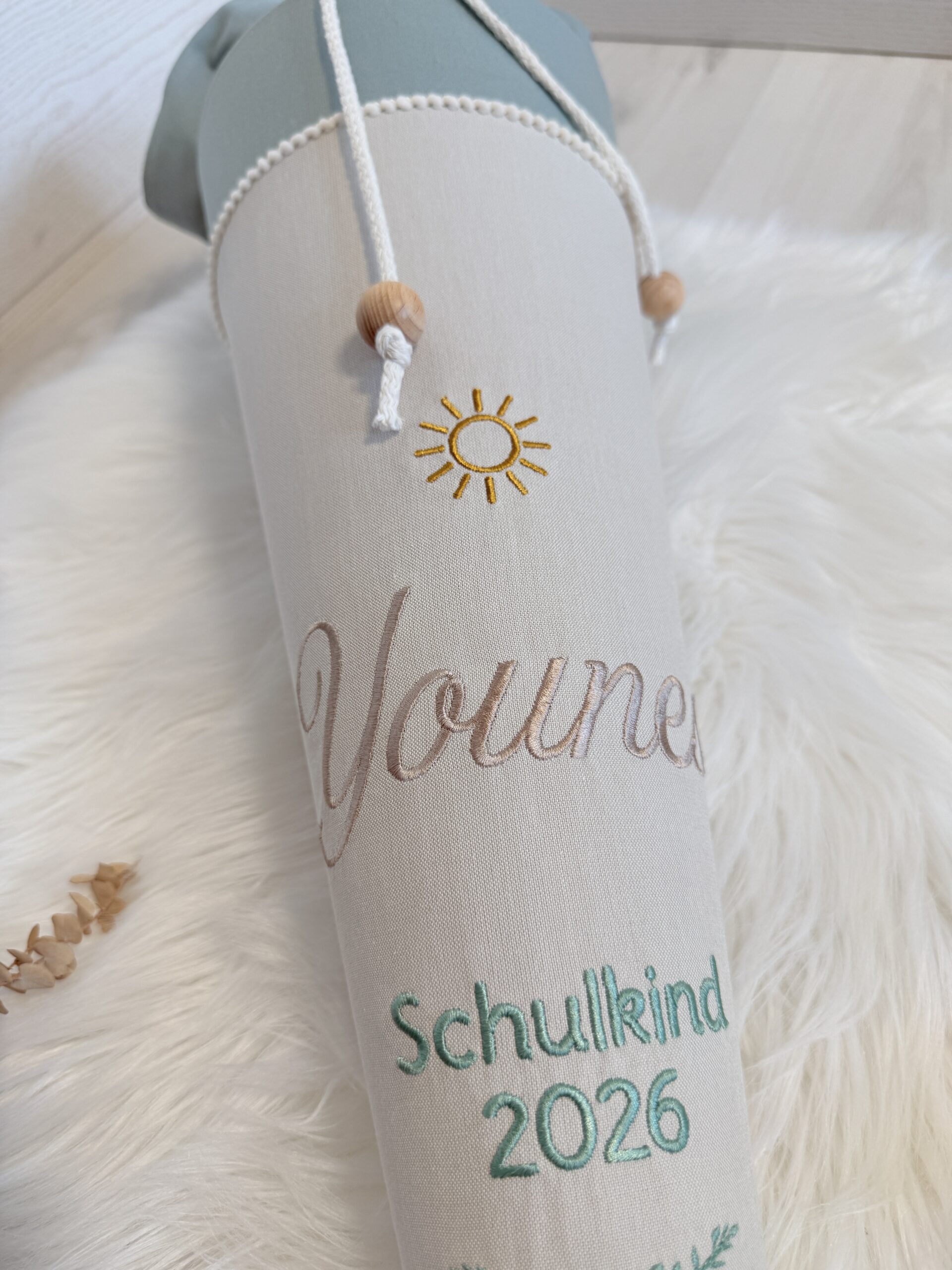Vorderseite der Boho-Schultüte mit gestickter Sonne, Namen Younes und Schulkind 2026