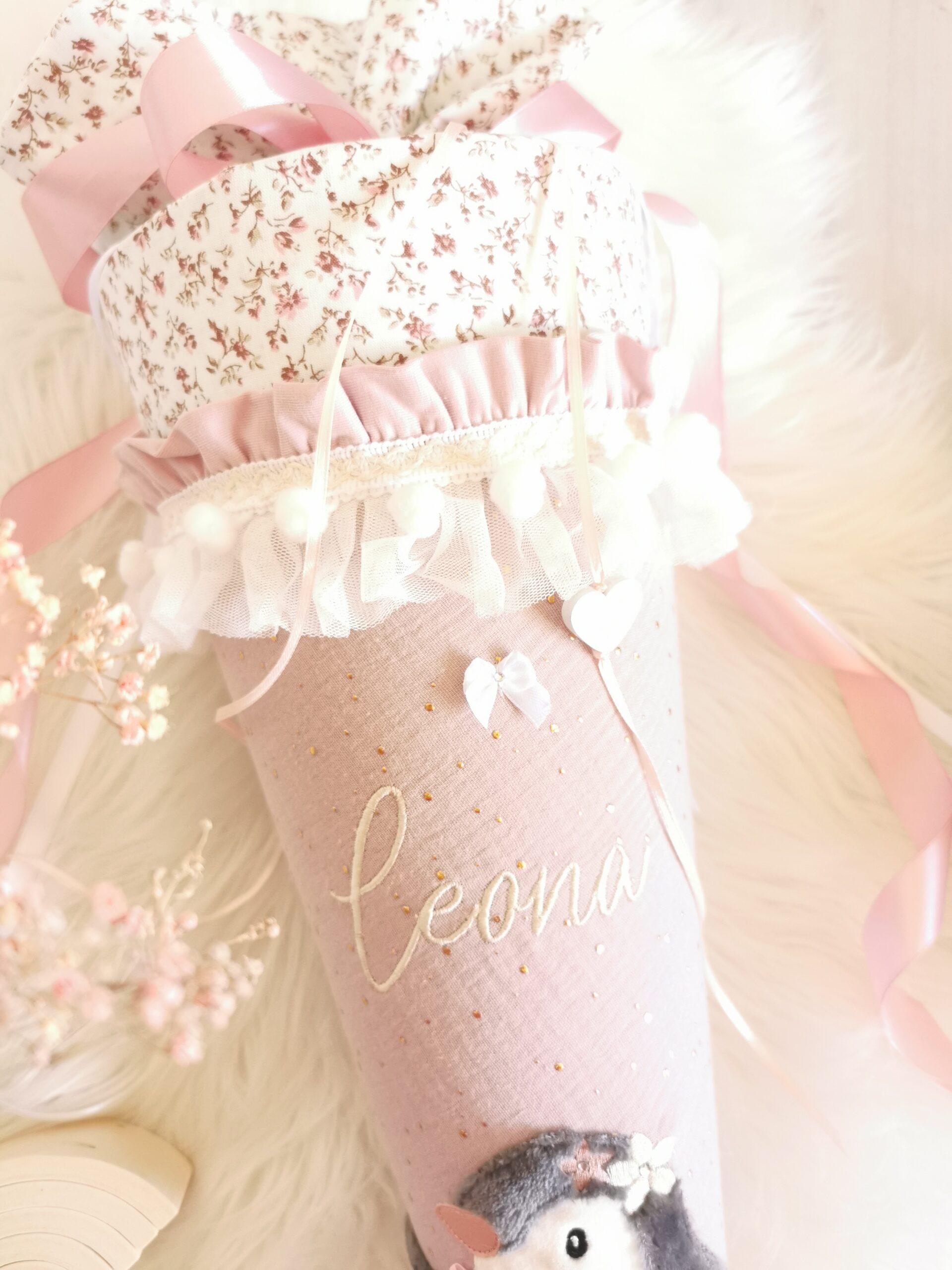 Oberer Teil der Schultüte Leona mit Blumenstoff, rosa Rüsche und weißer Tüllborte