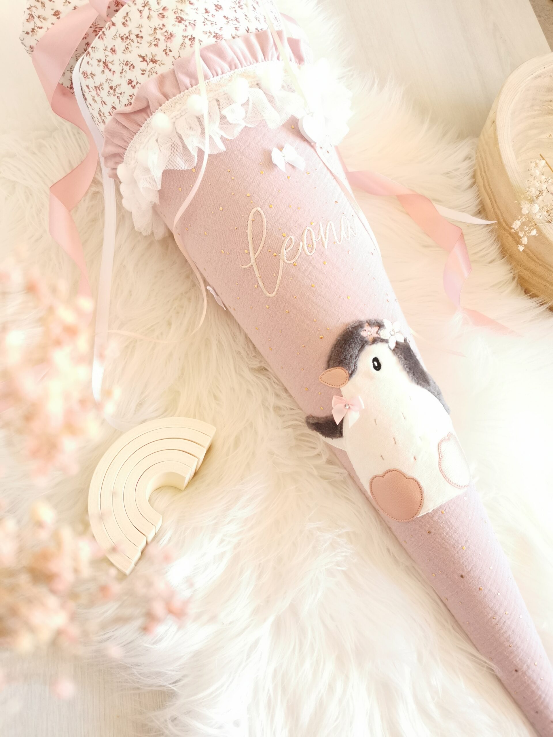 Rosa Stoffschultüte mit Pinguinapplikation, Namensstickerei und geblümtem Verschluss