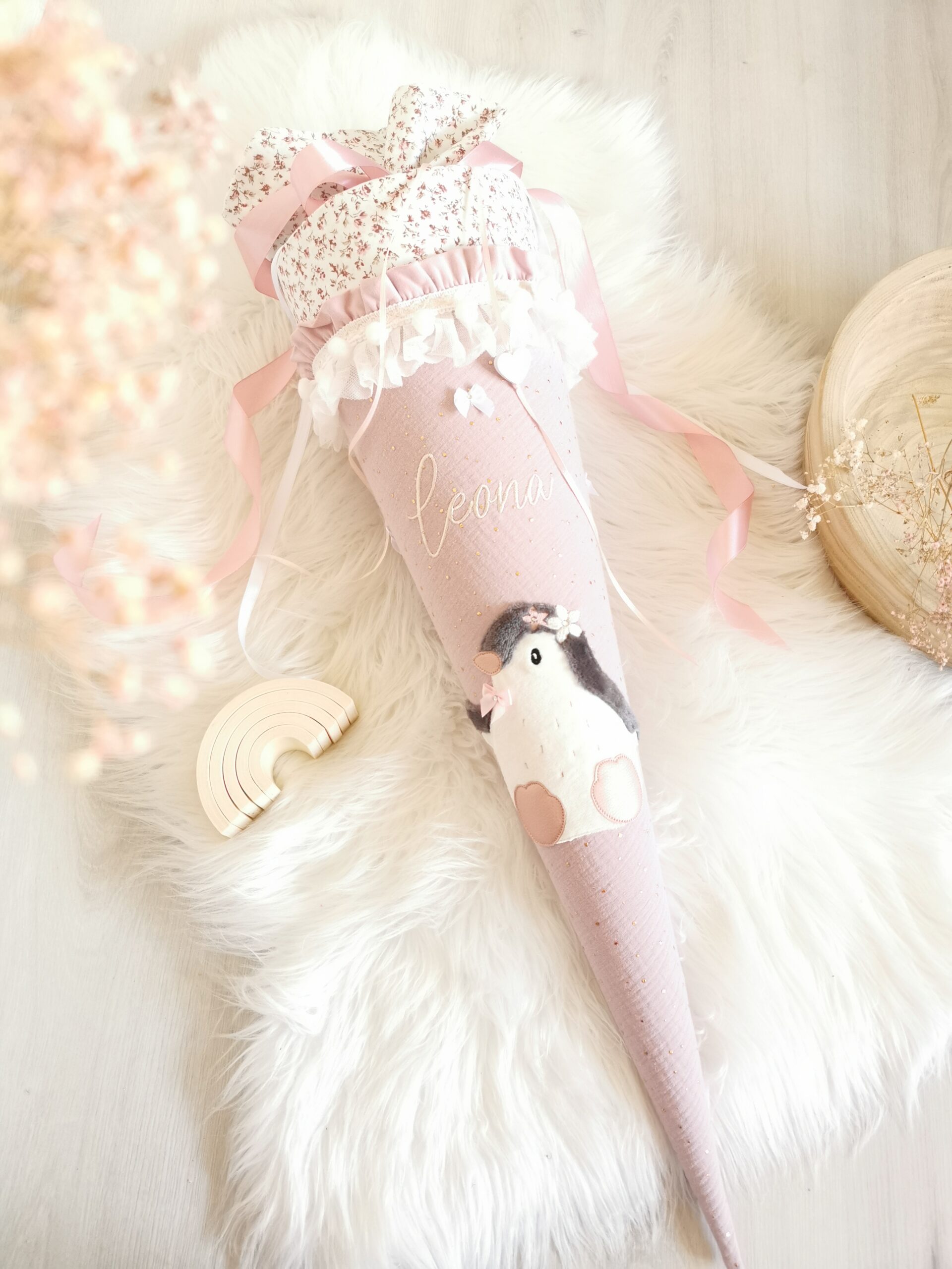 Rosa Schultüte Pinguin mit Namen Leona, goldenen Punkten, Blumenstoff und Satinbändern