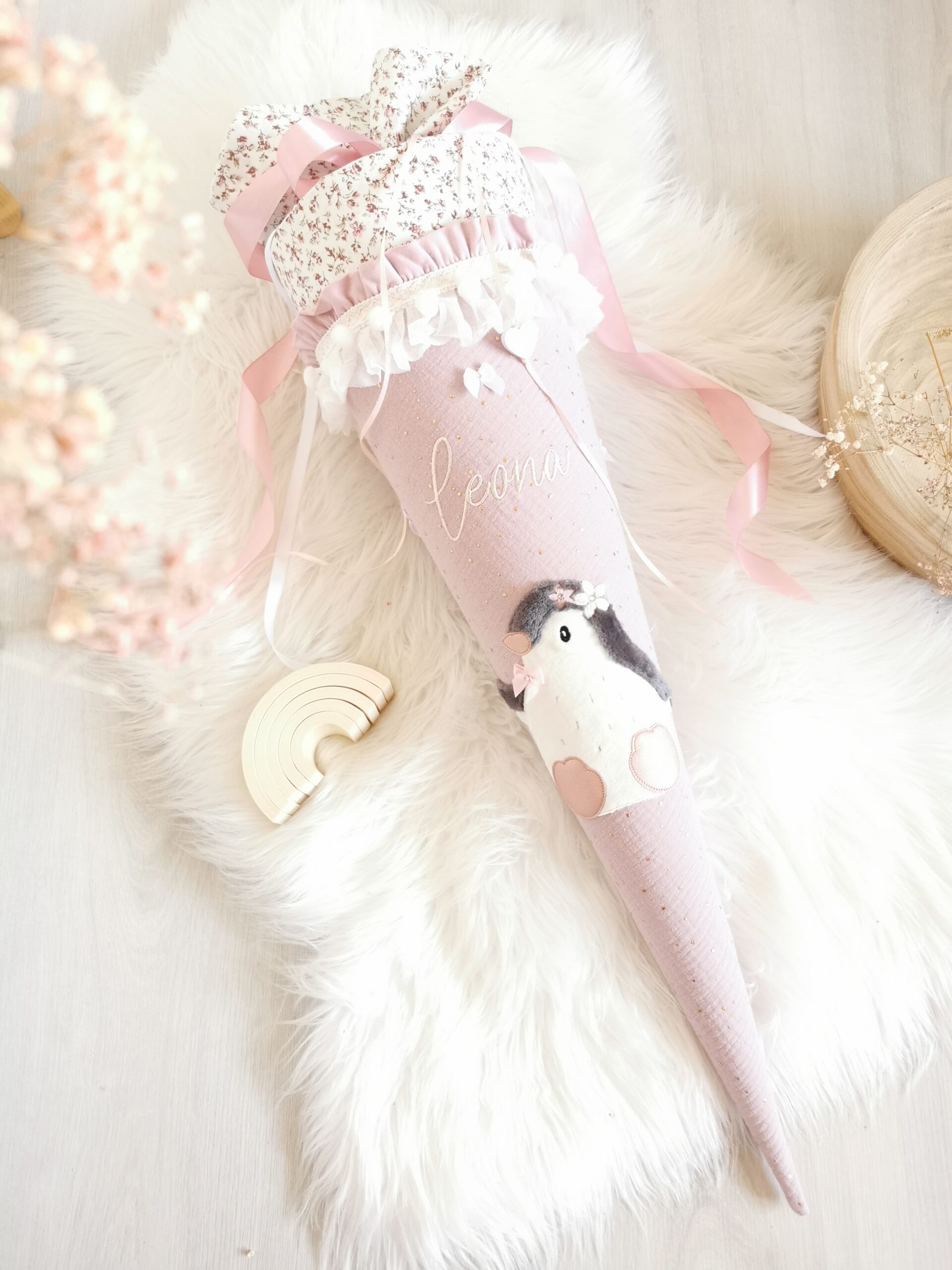 Gesamtansicht der rosa Pinguin-Schultüte Leona mit langem Stoffkegel und Blumenverschluss