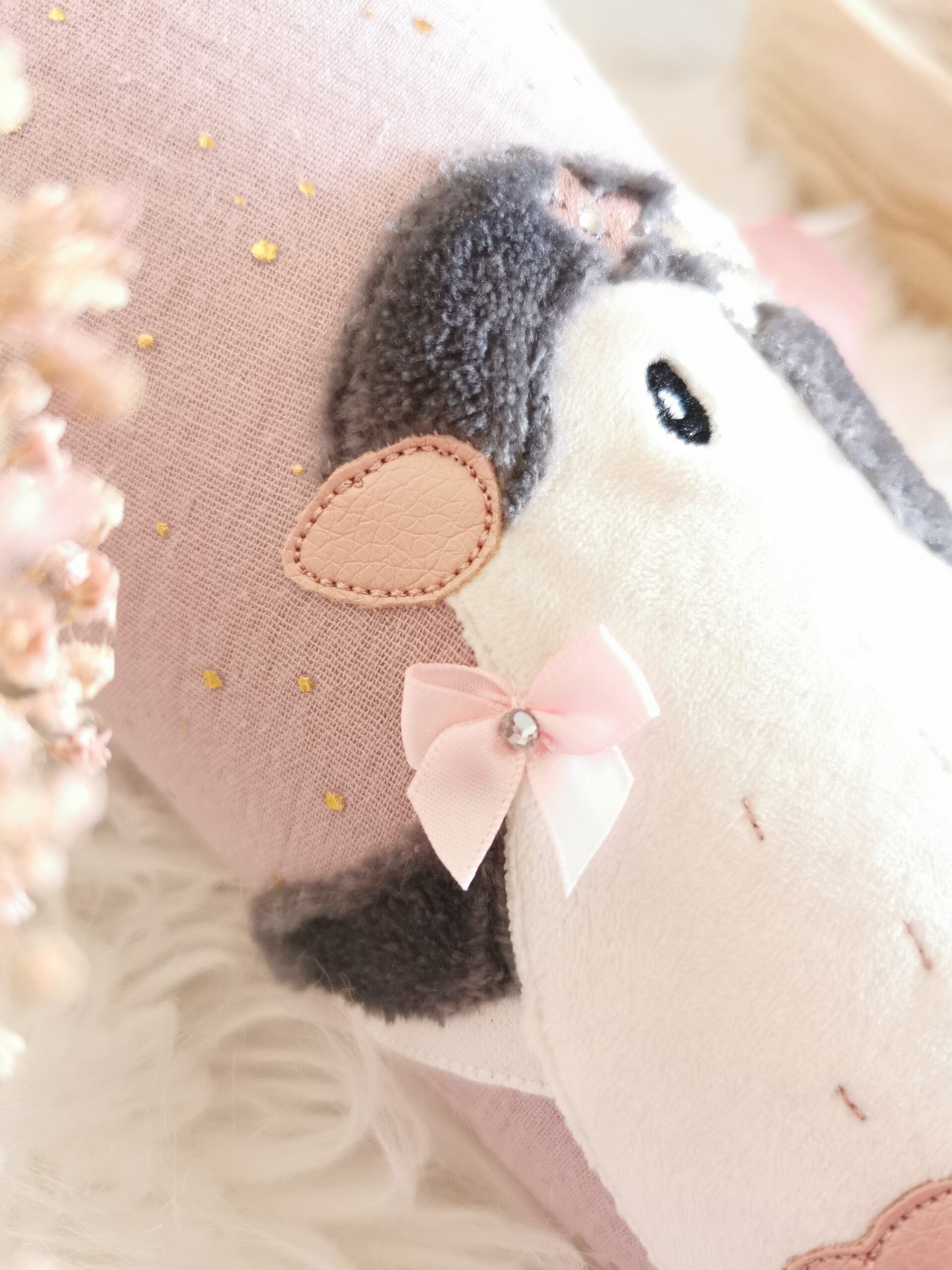 Nahaufnahme des Pinguins mit rosa Schnabel und Satinschleife mit Strassstein