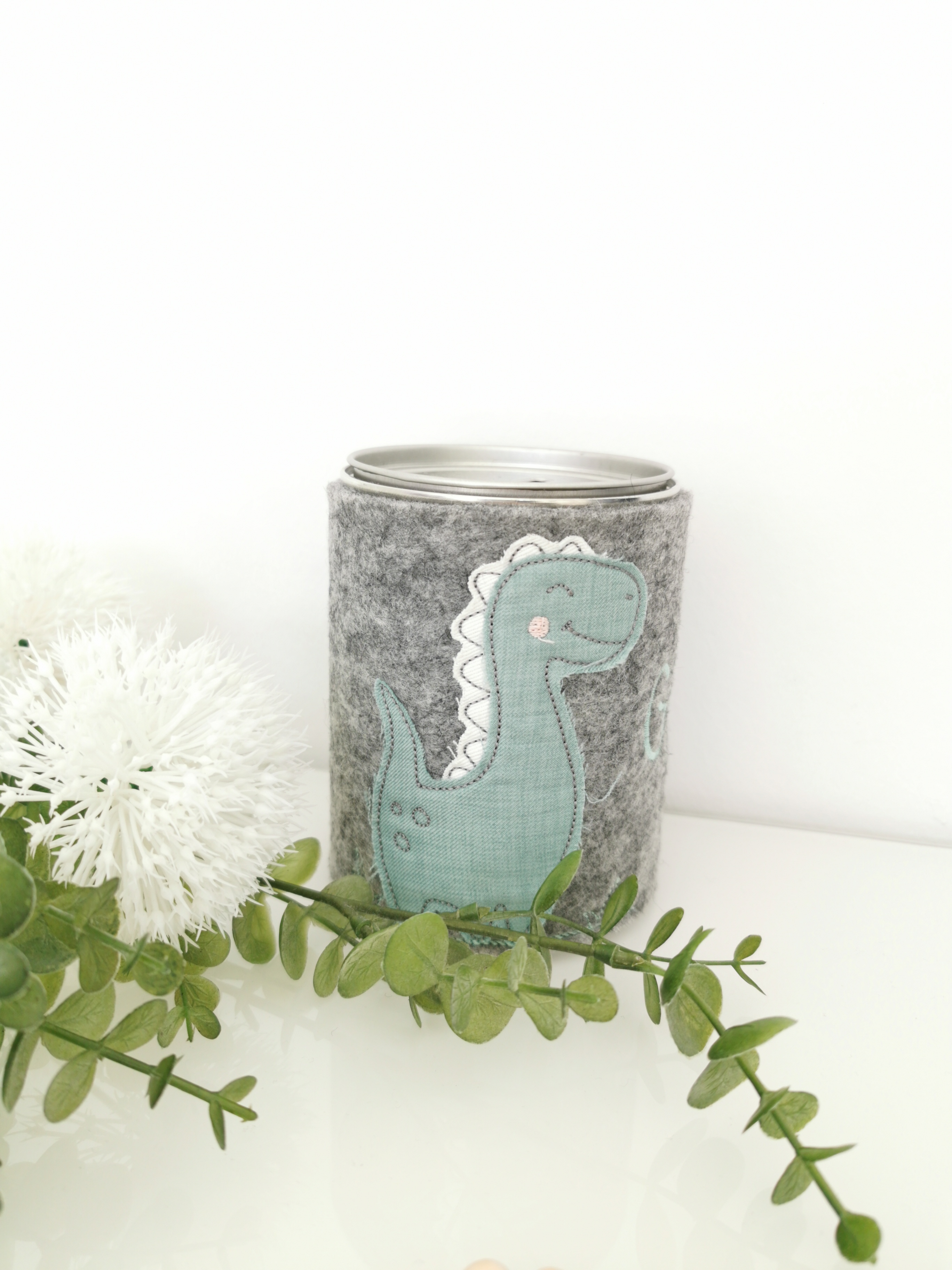 Spardose Dino mit grauen Filzmantel und Name personalisiert