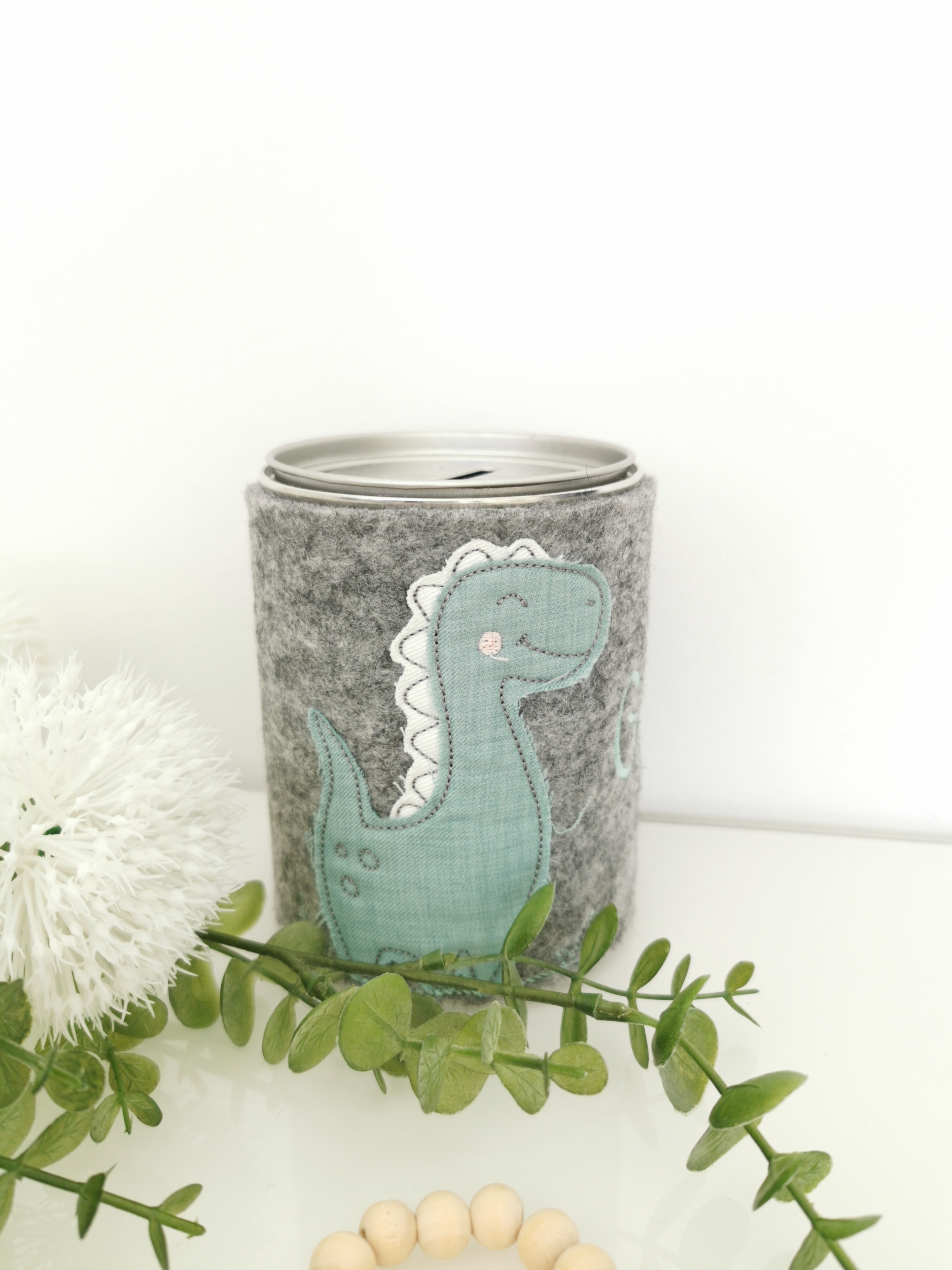 Blechspardose mit Dino und Name bestickt grau grün