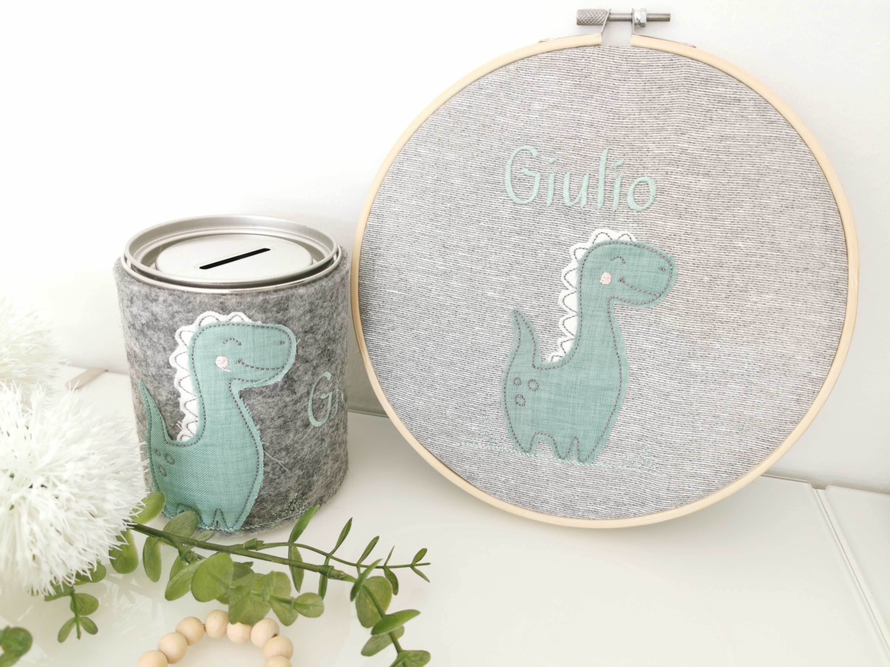 Blechspardose mit Dinosaurier appliziert und Name bestickt