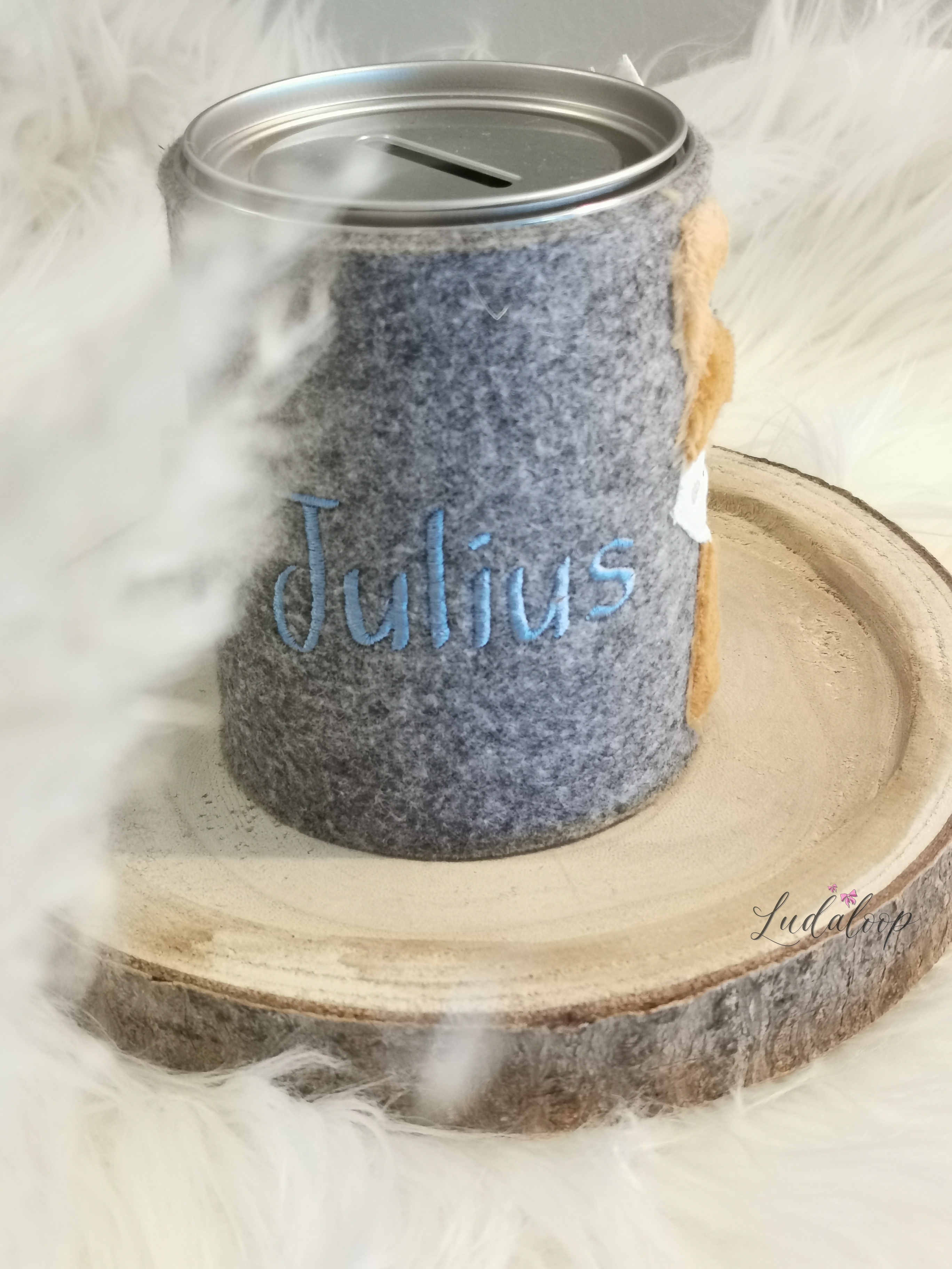 Spardose mit blau gesticktem Namen Julius und Einwurfschlitz im silbernen Deckel