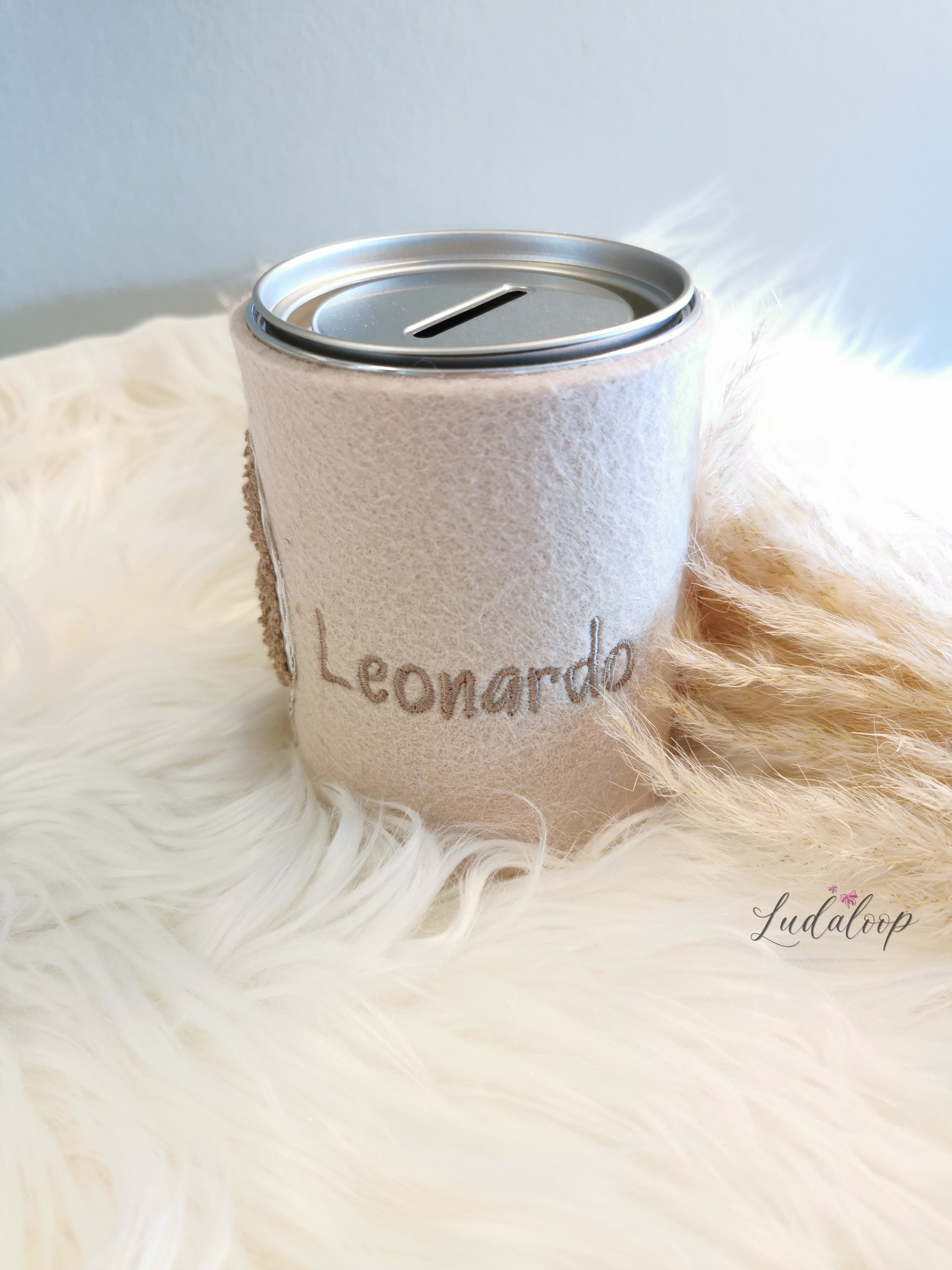 Seitenansicht mit Name Leonardo bestickt personalisiert mit Name und Löwe