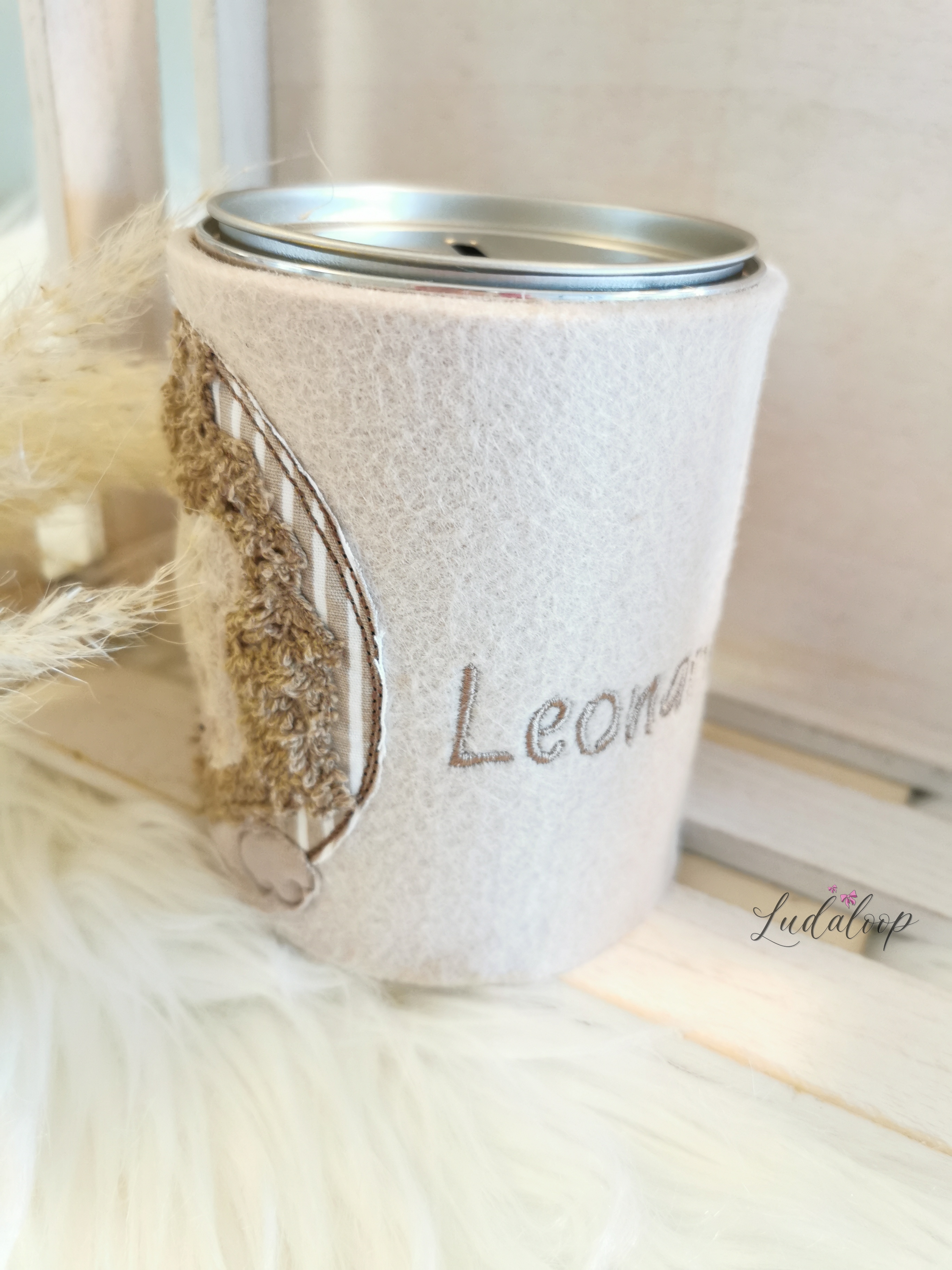 Personalisierte Spardose mit gesticktem Namen Leonardo auf beigem Filz
