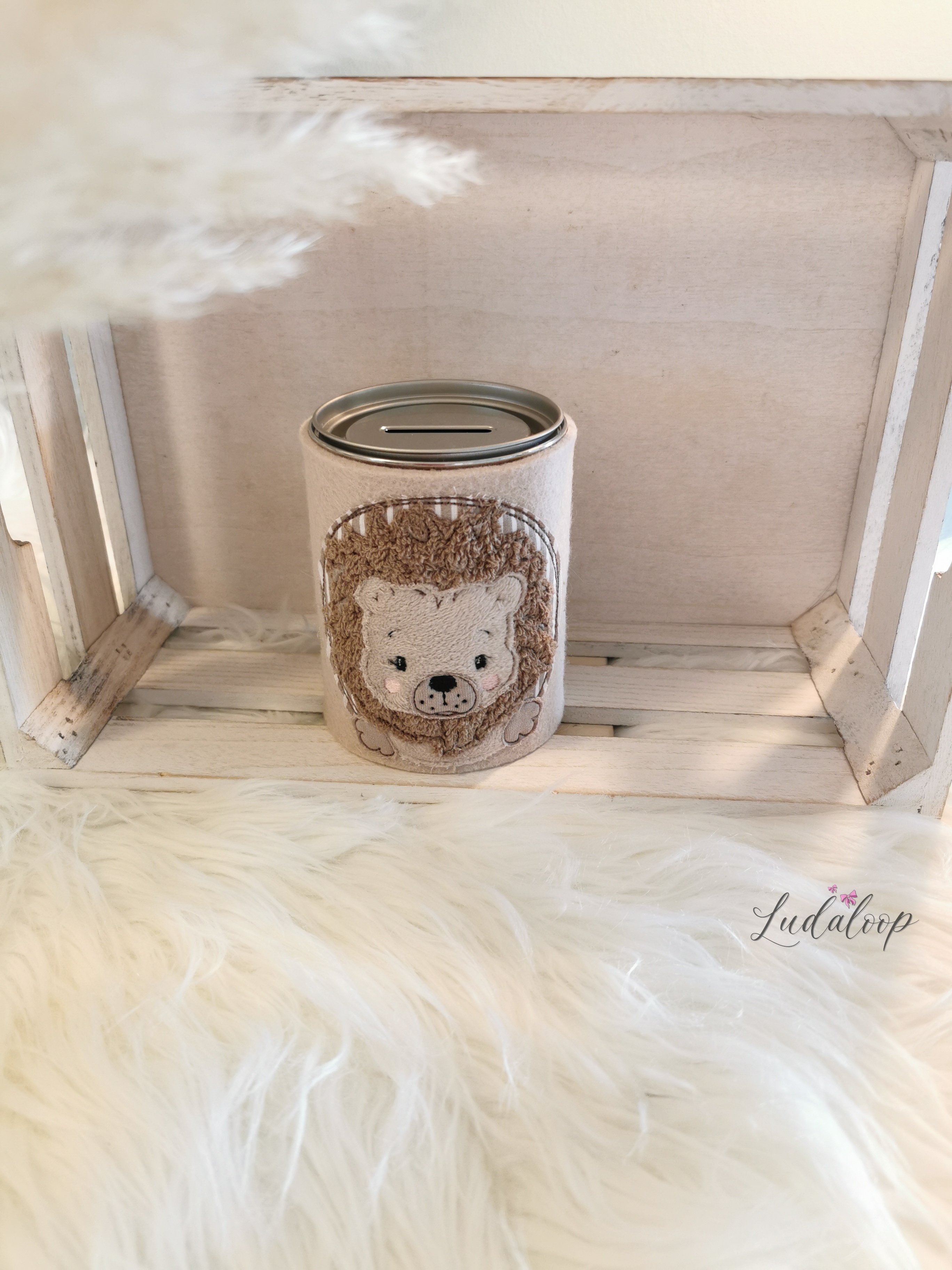Spardose mit Filz Banderole in beige und Löwe