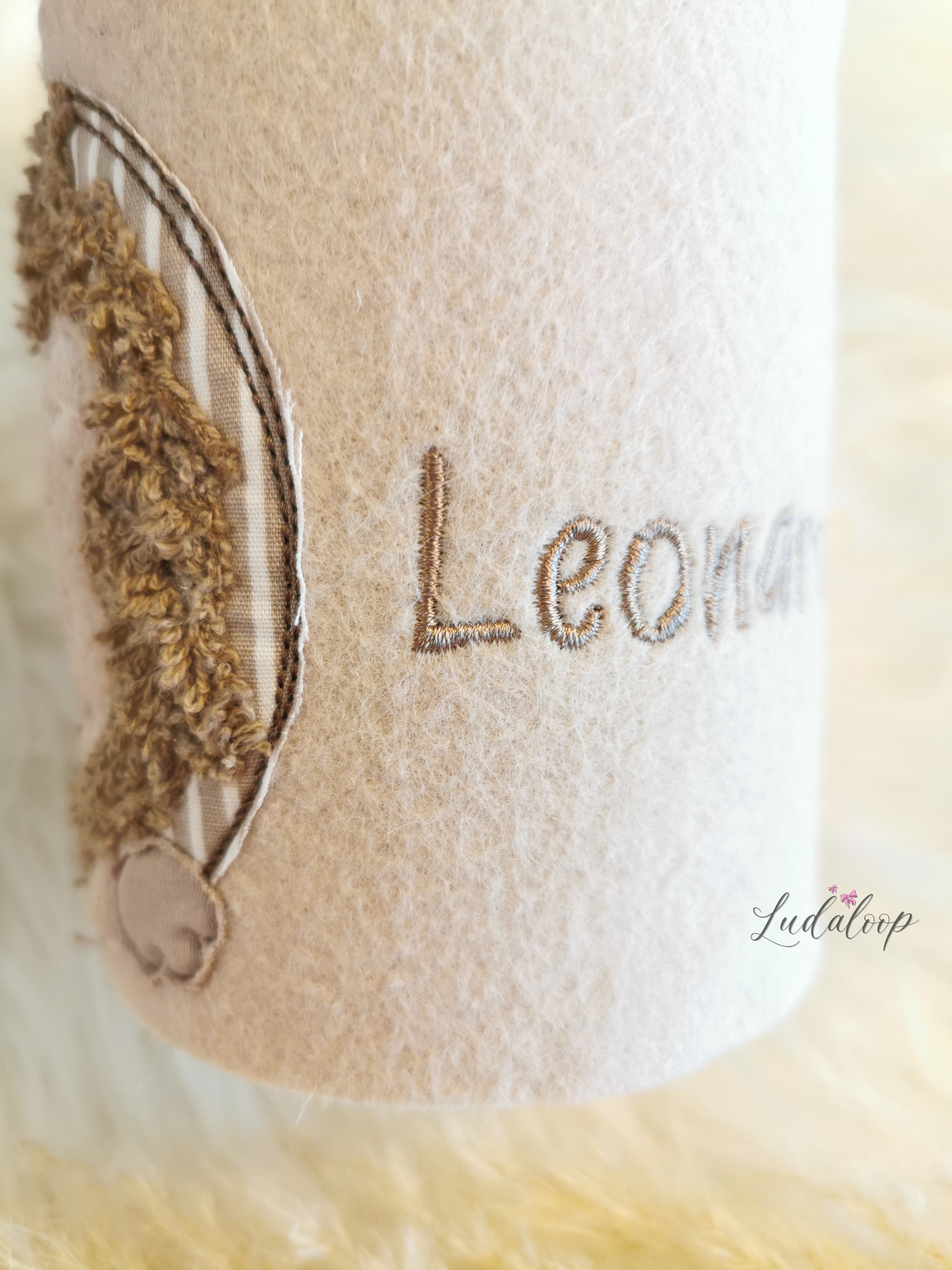 Spardose mit beige farbigen Filzmantel bestickt mit dem Namen Leonardo